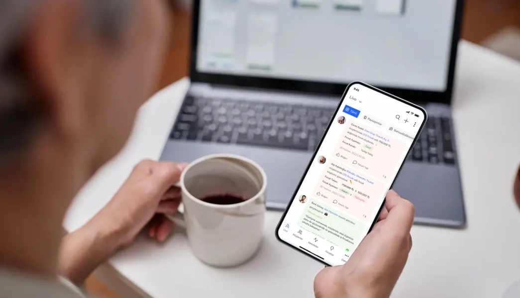 job-tracking-program-man-phone.webp